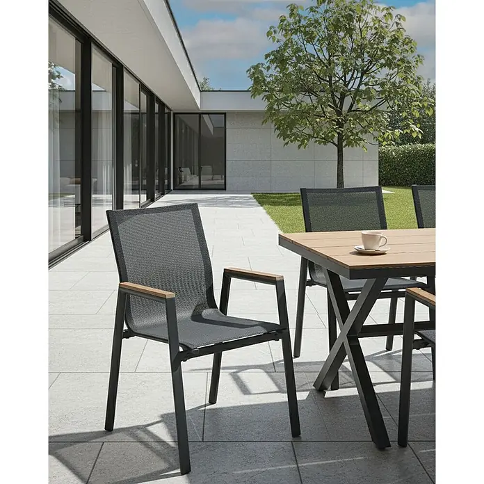 4er-Set Gartenstuhl TIANO in Schwarz/Braun -  - Dunkelgrauer Outdoor-Stuhl mit Holzarmlehnen, Teil eines Esssets auf einer modernen Terrasse.