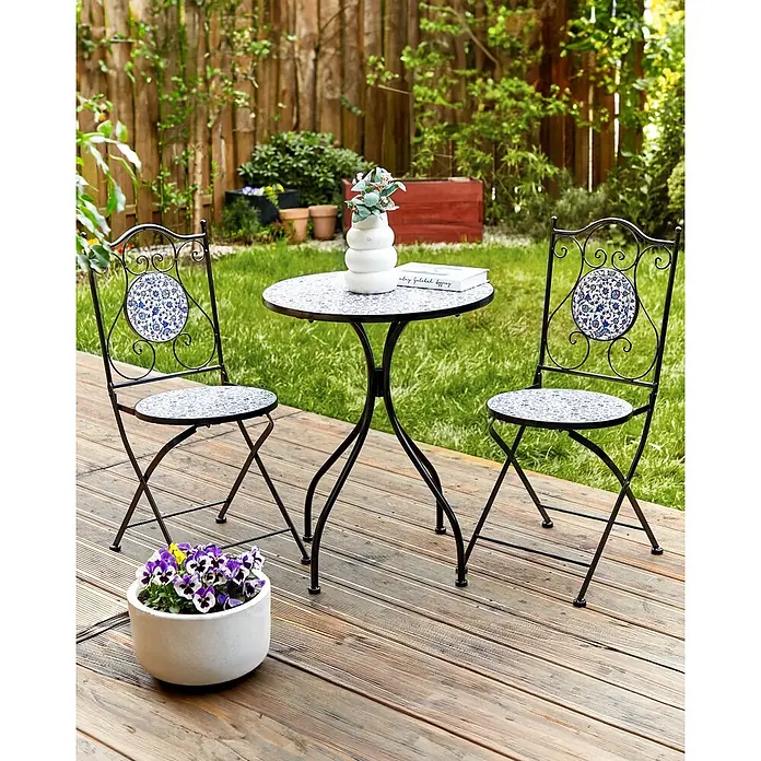 2er-Set Gartenstuhl CAMPRENA in Schwarz/Blau/Weiß -  - Bistrotisch und zwei Stühle aus schwarzem Metall mit Mosaikplatten auf einer Holzterrasse.