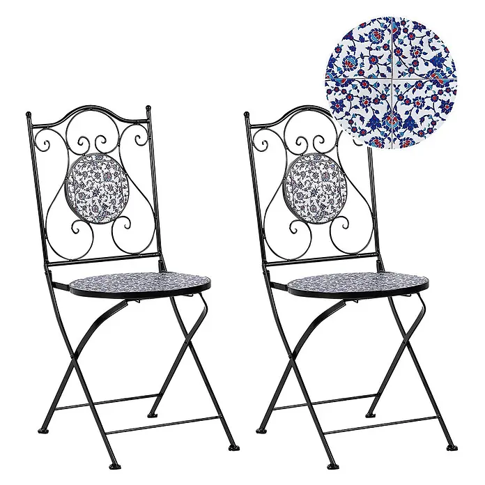2er-Set Gartenstuhl CAMPRENA in Schwarz/Blau/Weiß -  - Zwei schwarze Metall-Klappstühle mit blau-rot gemusterten Fliesen-Sitzflächen und Rückenlehnen.