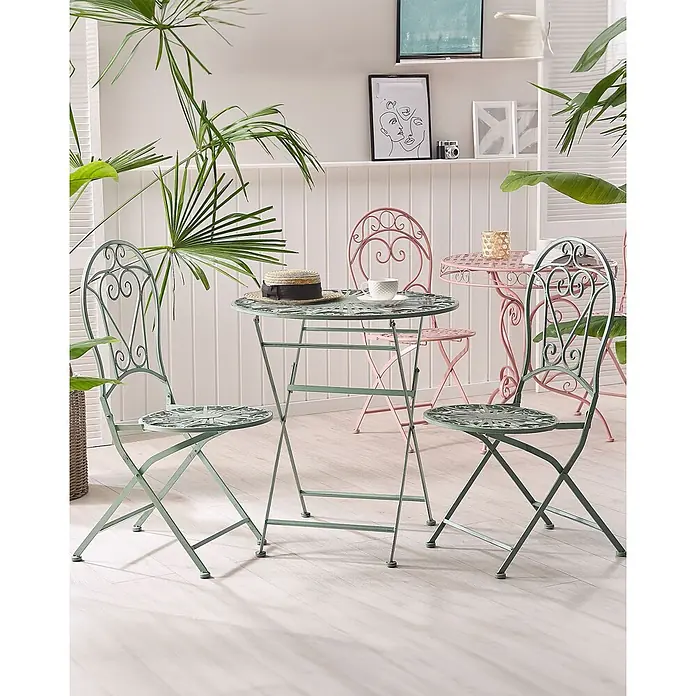 2er-Set Gartenstuhl TRENTO in Grün -  - Bistro-Set aus salbeigrünem Metall mit zwei Stühlen und einem runden Tisch, mit Zierschnörkeln.