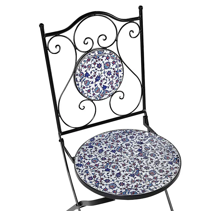 2er-Set Gartenstuhl CAMPRENA in Schwarz/Blau/Weiß -  - Schwarzer schmiedeeiserner Stuhl mit runder Sitzfläche und Rückenlehne mit blau-roten Blumenfliesen.