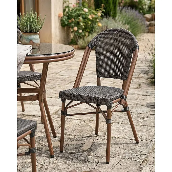 4er-Set Gartenstuhl RIFREDDO in Grau/Braun -  - Geflochtener Outdoor-Bistrostuhl mit dunklem Sitz/Rückenlehne und braunem Holzgestell, Teil eines Sets auf einer Steinterrasse.