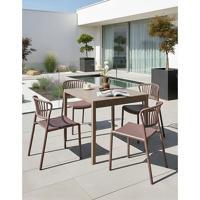 4er-Set Esszimmerstuhl GELA in Braun -  - Hellbraune Outdoor-Essgruppe mit Tisch und vier Stühlen auf moderner Terrasse mit Pool.