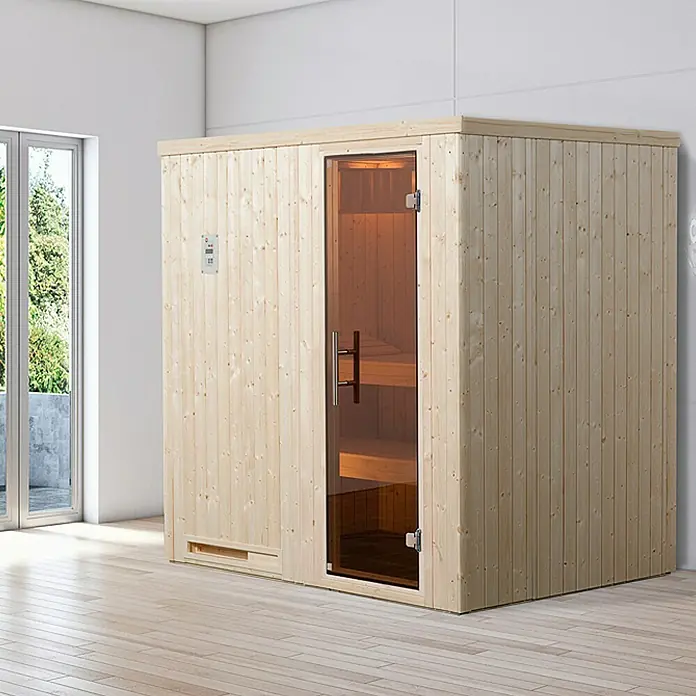 Weka Halmstad 2 Elementsauna - Elektroofen, Steuerung Ofen: Extern, L x B x H: 175 x 192 x 199 cm - Innenaufnahme einer hölzernen Sauna mit Glastür, die in einem hellen Raum steht.