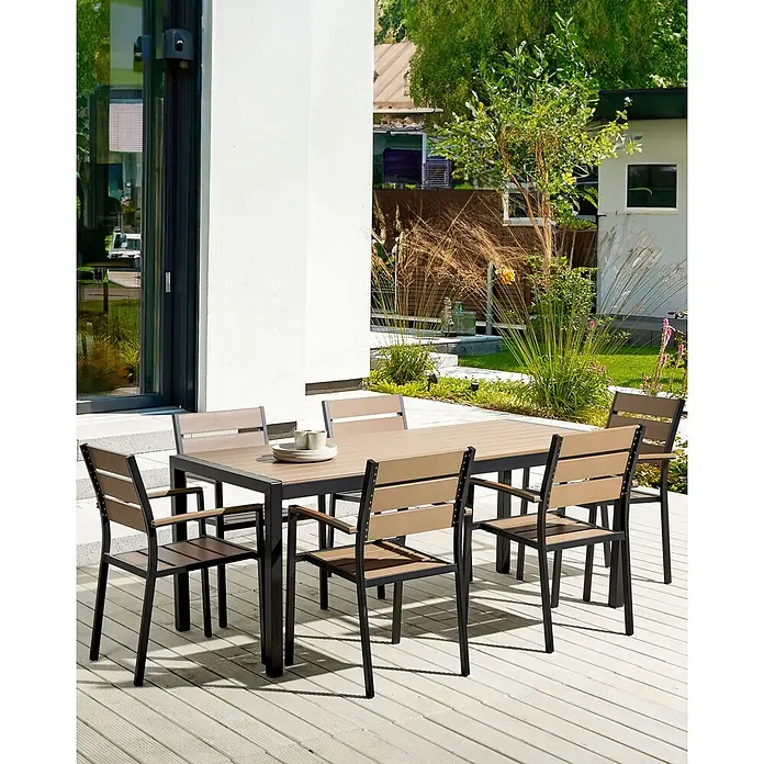 6er-Set Gartenstuhl VERNIO in Braun/Schwarz -  - Ein 6-sitziges Outdoor-Esszimmer-Set mit dunklen Metallrahmen und hellbrauner Holzoptik-Tischplatte und Stühlen auf einer Holzterrasse.