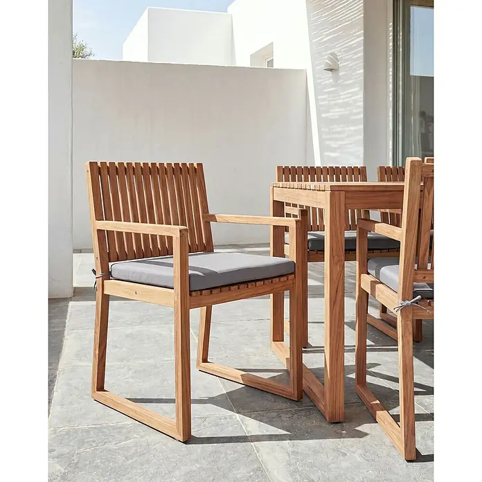 Beliani Gartenstuhl-Set SASSARI PREMIUM - 4 Stk., zertifiziertes Akazienholz, Braun, B x T x H: 54 x 59 x 80 cm - Teakholz-Gartentischgruppe mit Stühlen und grauen Kissen auf einer Terrasse in einem modernen Außenbereich.