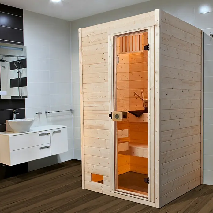 Weka Massivholzsauna Valida 1 GT - L x B x H: 139 x 139 x 203,5 cm - Badezimmer mit einer stilvollen Sauna aus hellem Holz, die Wärme und Entspannung verspricht. Das perfekte Wellness-Erlebnis für Zuhause!