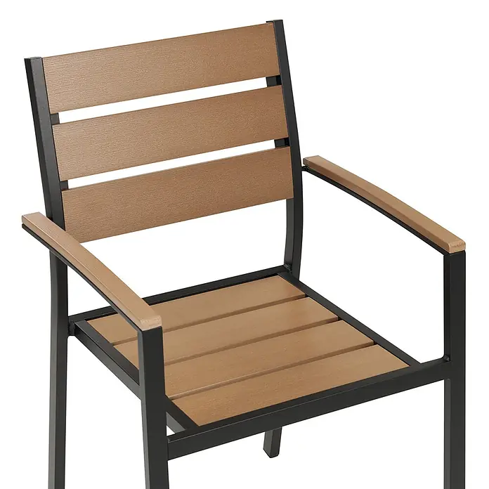 6er-Set Gartenstuhl VERNIO in Braun/Schwarz -  - Nahaufnahme eines Sessels mit schwarzem Metallrahmen und hellbrauner Lattenlehne, Sitzfläche und Armlehnen in Holzoptik.