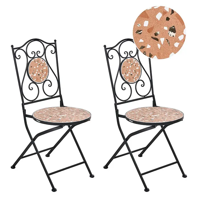 2er-Set Gartenstuhl ADRANO in Schwarz/Orange -  - Zwei schwarze Metall-Klappstühle mit Terrakotta-Terrazzo-Muster auf Sitz und Rückenlehne.