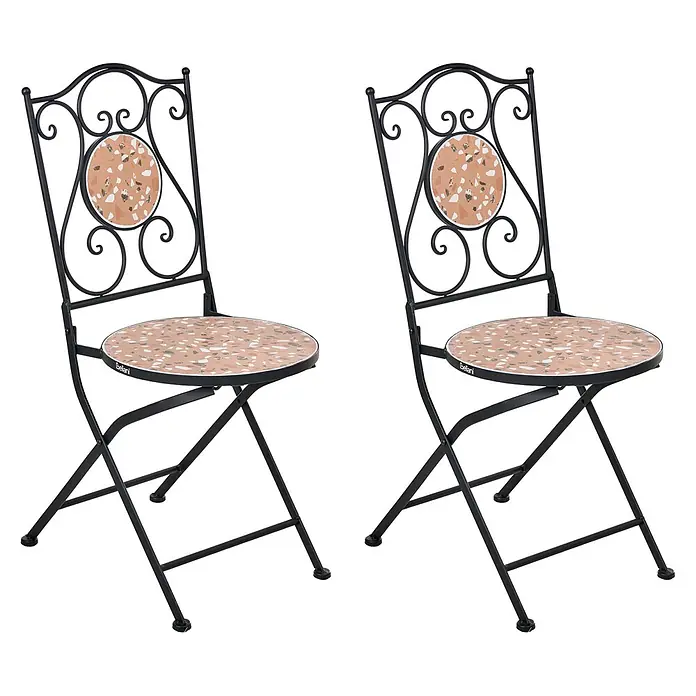2er-Set Gartenstuhl ADRANO in Schwarz/Orange -  - Zwei schwarze Metall-Klappstühle mit runden Sitzflächen und Rückenlehnen-Einsätzen im Pfirsich-Terrazzo-Muster.