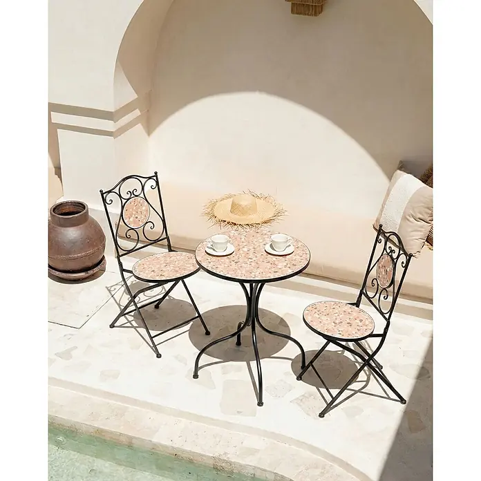 2er-Set Gartenstuhl ADRANO in Schwarz/Orange -  - Schwarzes Metall-Bistro-Set mit rosa Terrazzo-Tisch- und Stuhloberflächen, draußen an einem Pool platziert.