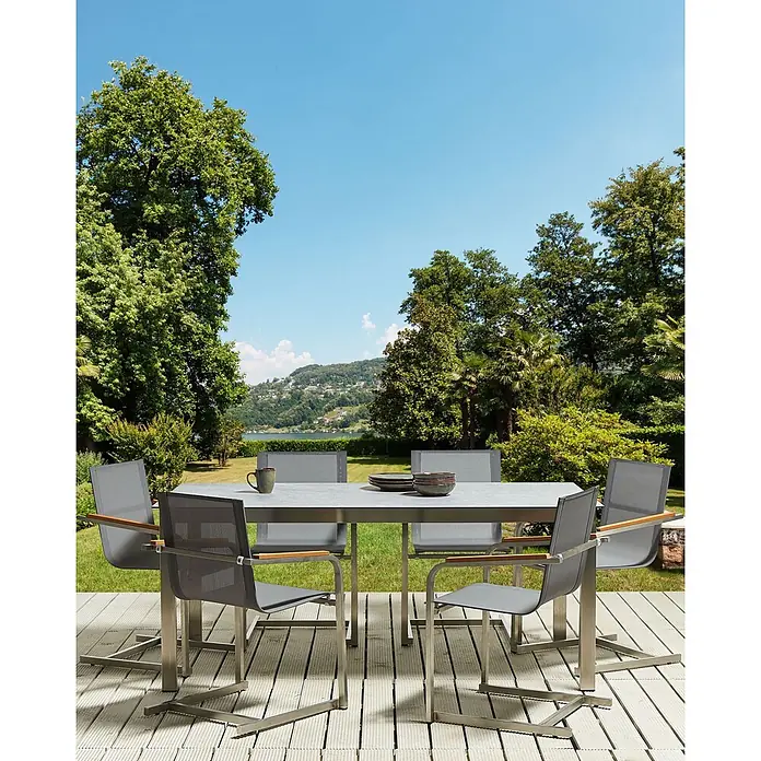6er-Set Freischwingerstuhl COSOLETO in Grau/Silber -  - Outdoor-Essgruppe mit grauem Rechtecktisch und sechs Stühlen mit grauen Netzsitzen, Metallrahmen und Holzarmlehnen auf Holzterrasse.