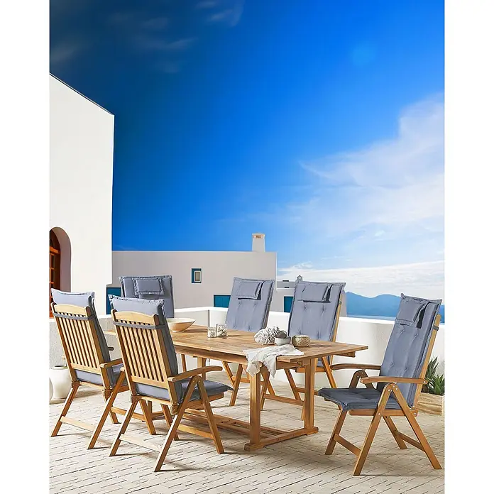 12er-Set Gartenstuhl JAVA in Braun/Blau -  - Gartenmöbel-Set aus Holz mit Tisch und sechs Stühlen mit grauen Kissen, auf sonniger Terrasse mit Meerblick.