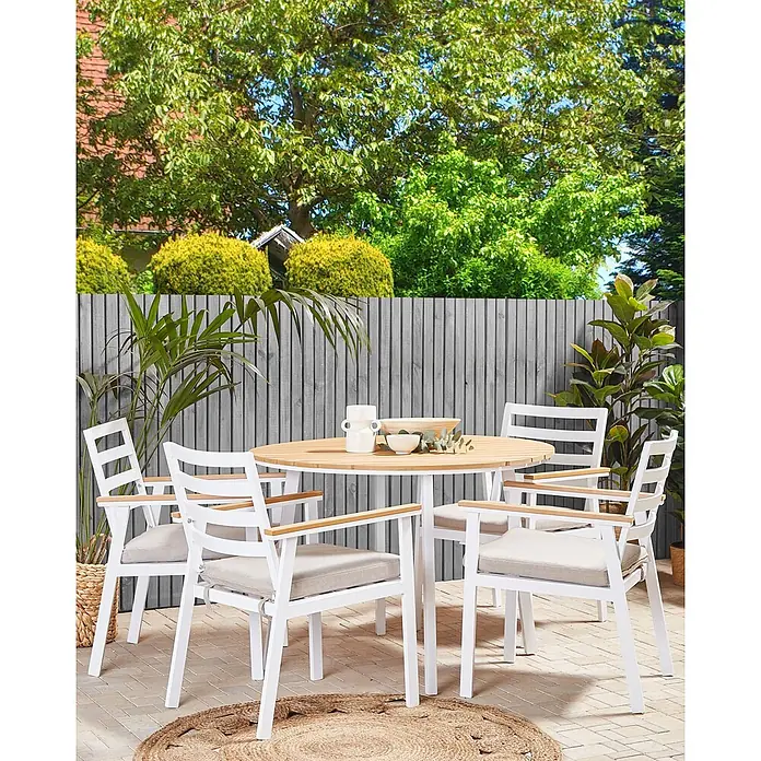 Beliani Gartenstuhl-Set CAVOLI - 4 Stk., Aluminium, Weiß, B x T x H: 54 x 60 x 82 cm - Runder Gartentisch mit heller Holzplatte und vier weißen Stühlen mit hellen Holzarmlehnen und grauen Kissen.