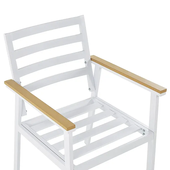 Beliani Gartenstuhl-Set CAVOLI - 4 Stk., Aluminium, Weiß, B x T x H: 54 x 60 x 82 cm - Weißer Metall-Gartenstuhl mit Holzarmlehnen, schräg von oben gezeigt.