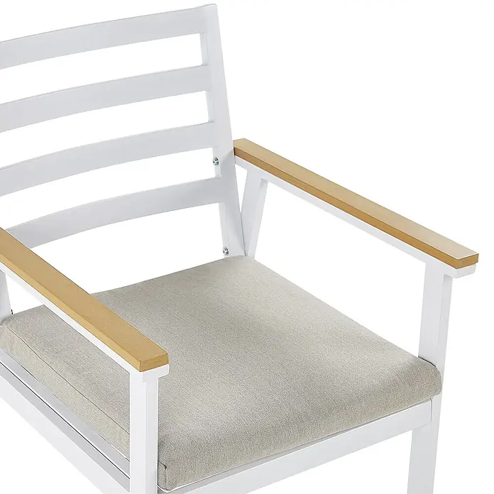 Beliani Gartenstuhl-Set CAVOLI - 4 Stk., Aluminium, Weiß, B x T x H: 54 x 60 x 82 cm - Moderner Stuhl mit weißem Metallgestell, Holzarmlehnen und hellgrauem Stoffkissen.