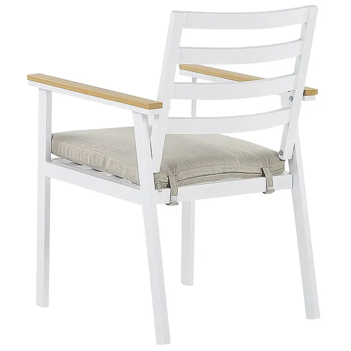 Beliani Gartenstuhl-Set CAVOLI - 4 Stk., Aluminium, Weiß, B x T x H: 54 x 60 x 82 cm - Weißer Outdoor-Stuhl mit Holzarmlehnen und abnehmbarem beigefarbenem Kissen, von hinten rechts gesehen.