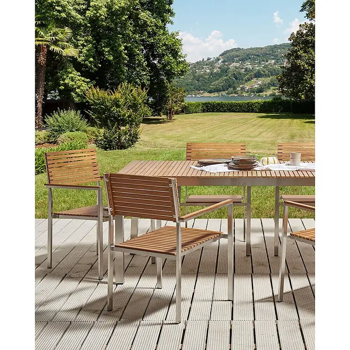 6er-Set Gartenstuhl VIAREGGIO in Braun/Silber -  - Outdoor-Essgruppe mit Lattenholztisch und Stühlen mit Metallgestellen, auf einer Terrasse mit Seeblick.