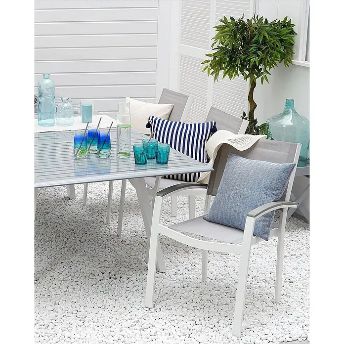 2er-Set Gartenstuhl PERETA in Grau/Weiß -  - Modernes weißes Outdoor-Essset mit grauen Netzstühlen und blauen Kissen auf einer weißen Kiesterrasse, bereit für Mahlzeiten im Freien.