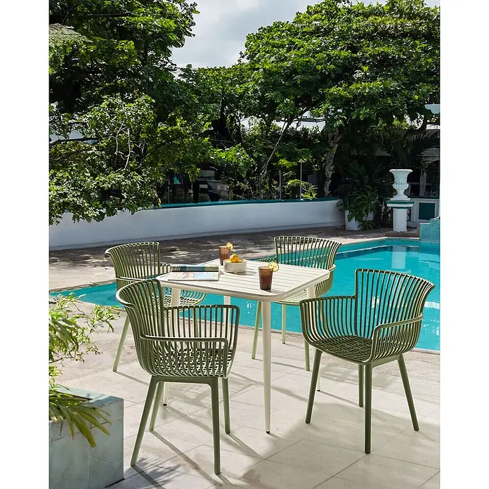 4er-Set Esszimmerstuhl PESARO in Grün -  - Olivgrüne Lamellen-Gartenstühle und ein heller Tisch am Pool, bereit für Getränke.