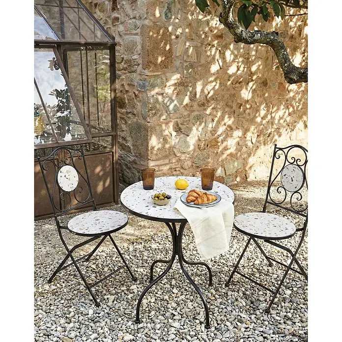 2er-Set Gartenstuhl ARTENA in Schwarz/Weiß -  - Gartenset aus schwarzem Metall und Terrazzo, mit rundem Tisch und zwei Stühlen, auf Kiesterrasse mit Frühstück.