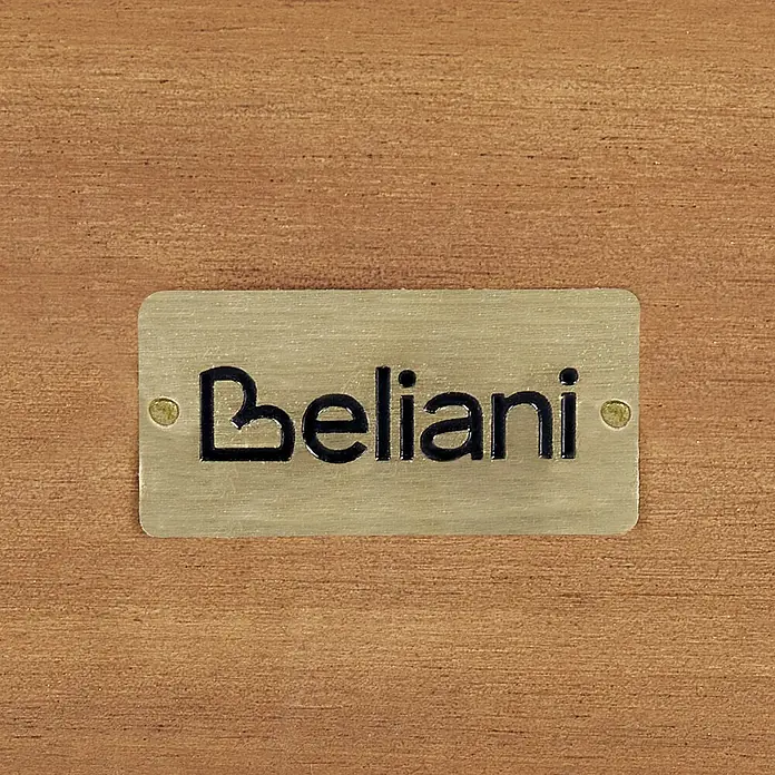 Beliani Gartenstuhl BARATTI - 1 Stk., Akazienholz, Braun, B x T x H: 55 x 40 x 82 cm - Ein messingfarbenes Metallschild mit dem schwarz geprägten 'Beliani'-Logo, befestigt auf einer Holzoberfläche.