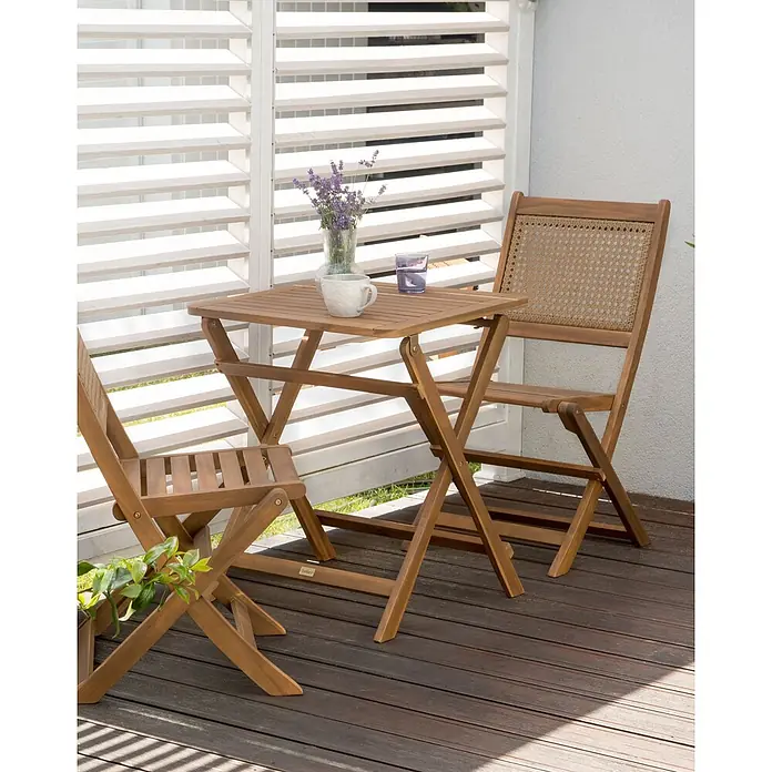2er-Set Gartenstuhl PARAGGI in Braun -  - Klappbares Bistro-Set aus Naturholz mit Tisch und zwei Stühlen, einer mit Korbrückenlehne, auf einer Terrasse.