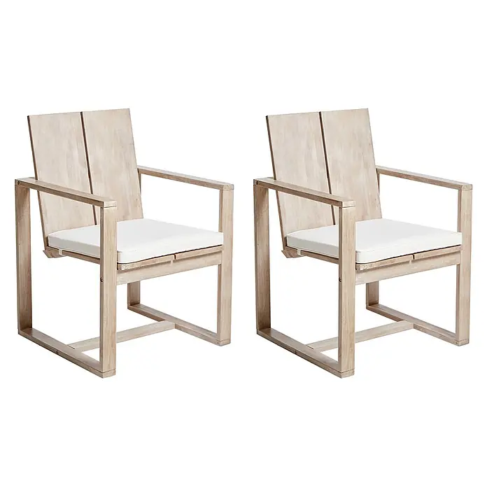 Beliani Gartenstuhl-Set AZZANELLO - 2 Stk., Akazienholz, Braun, B x T x H: 63 x 61 x 90 cm - Zwei Armlehnstühle aus hellem, verwittertem Holz mit weißen Kissen.