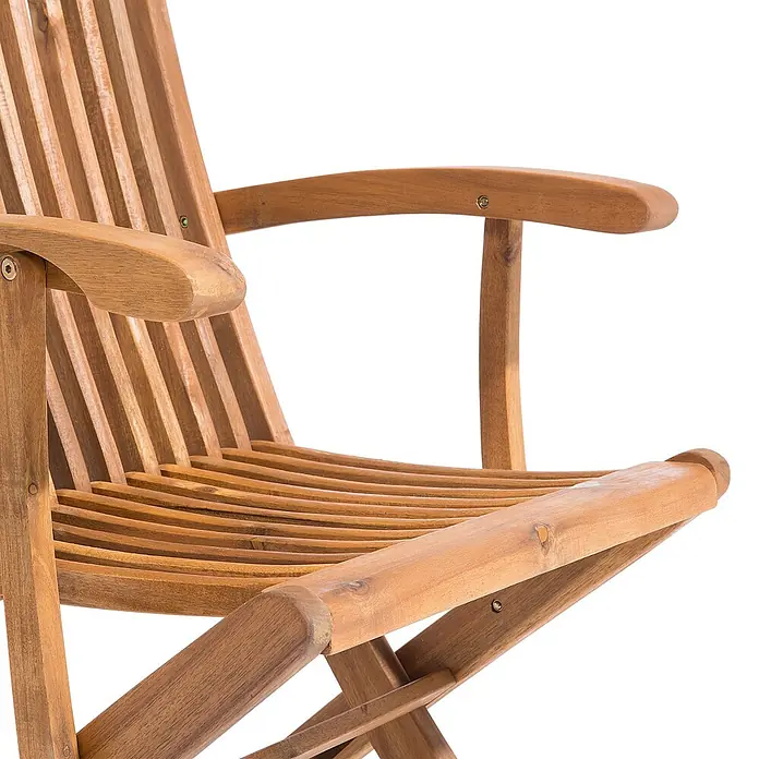 2er-Set Gartenstuhl MAUI in Braun -  - Nahaufnahme eines natürlichen Holz-Klappstuhls mit Lattenrost und Armlehnen.