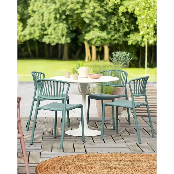 4er-Set Esszimmerstuhl GELA in Grün -  - Outdoor-Essgruppe mit rundem weißen Tisch und vier grünen Stühlen auf Holzterrasse.