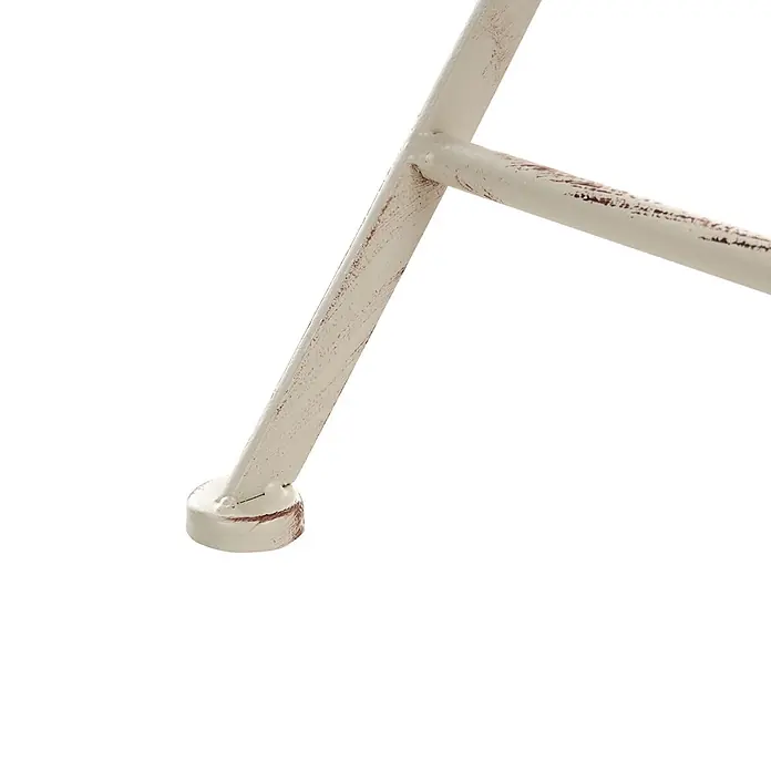 2er-Set Gartenstuhl YAVIZA in Beige -  - Nahaufnahme eines distressed cremefarbenen Möbelfußes aus Metall mit rotbraunen Akzenten und rundem Fuß.
