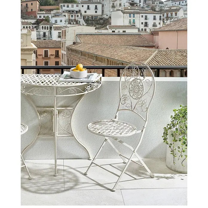2er-Set Gartenstuhl YAVIZA in Beige -  - Weißes schmiedeeisernes Balkon-Bistro-Set mit Blumenmotiven, bestehend aus einem kleinen Tisch und Klappstuhl.