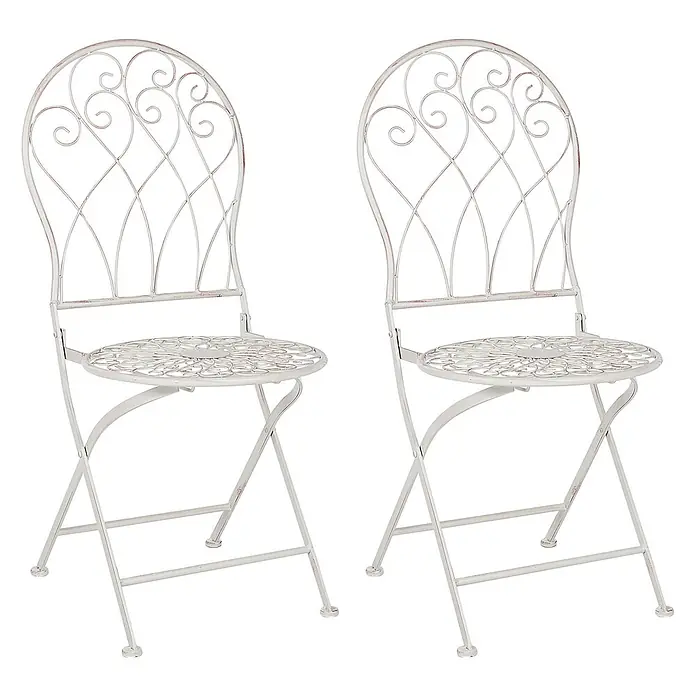 2er-Set Gartenstuhl STIFFE in Weiß -  - Zwei weiße Klappstühle aus Metall mit Antik-Finish, verzierten Rückenlehnen und Sitzen.