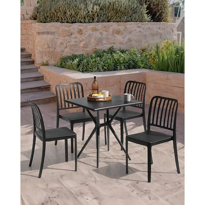 4er-Set Gartenstuhl SERSALE in Schwarz -  - Schwarze Outdoor-Essgruppe mit einem quadratischen Tisch und vier Stühlen auf einer Terrasse, mit Lattenrückenlehnen und einem einzigartigen Tischgestell.