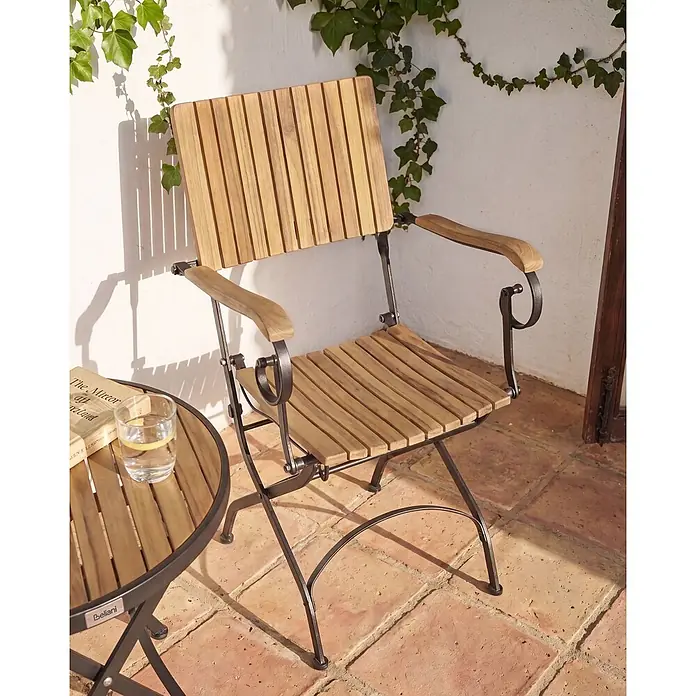 2er-Set Gartenstuhl LASCARI in Braun/Schwarz -  - Klappbarer Gartenstuhl und Tisch aus hellem Holz und dunklem Metall auf einer Terrasse.