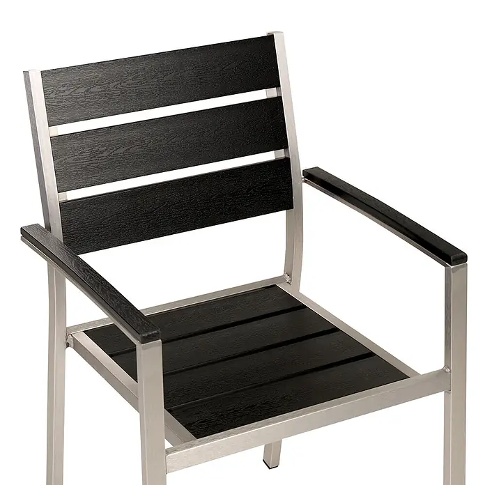 Beliani Gartenstuhl-Set VERNIO - 6 Stk., Kunstholz, Stapelbar, Schwarz, B x T x H: 54 x 57 x 88 cm - Moderner Stuhl mit silbernem Metallrahmen und schwarzen Latten für Sitz, Rückenlehne und Armlehnen.