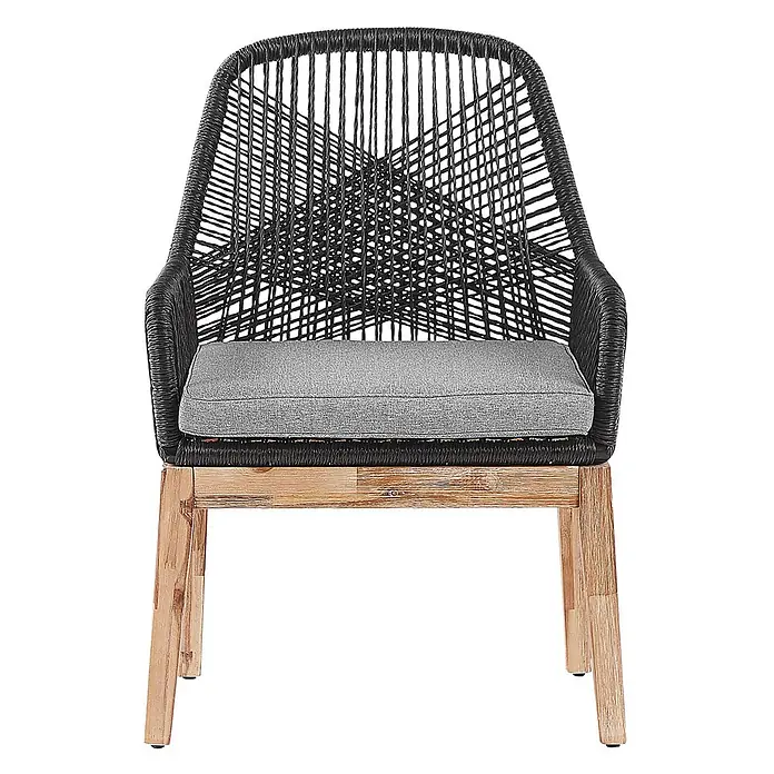 Beliani Gartenstuhl-Set OLBIA - 2 Stk., Akazienholz, Schwarz, B x T x H: 64 x 71 x 89 cm - Moderner Esszimmerstuhl mit schwarzer Seilbespannung an Rückenlehne und Armlehnen, grauem Kissen und hellen Holzbeinen.