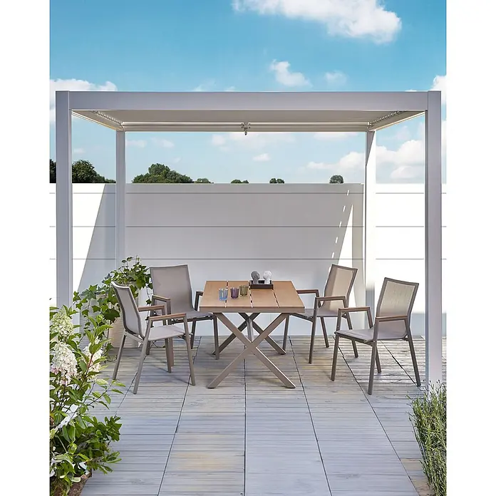 4er-Set Gartenstuhl TIANO in Braun/Grau -  - Eine Outdoor-Essgruppe mit Holztisch und vier hellgrauen Stühlen unter einer modernen hellgrauen Pergola auf einer Terrasse.