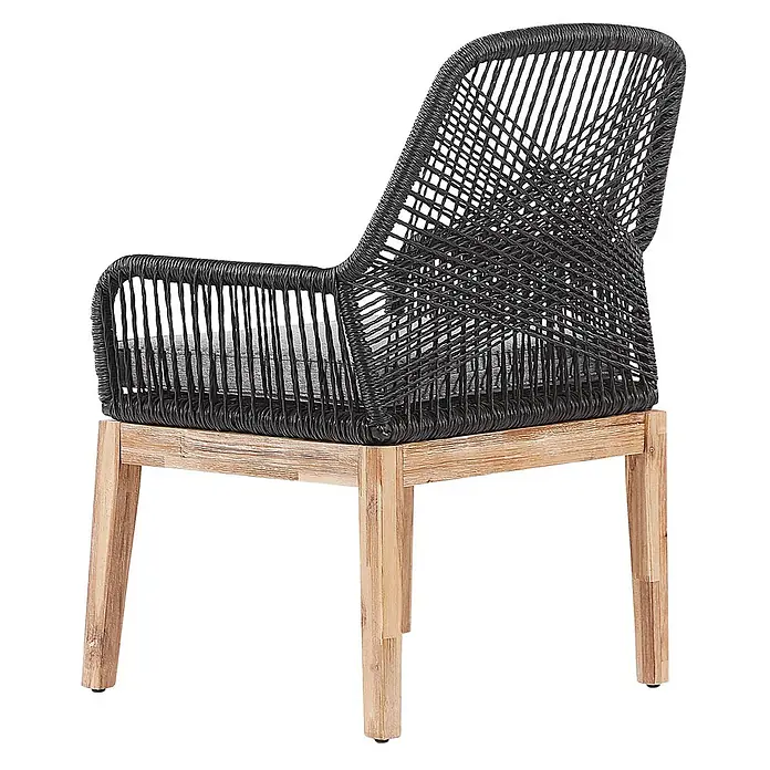 Beliani Gartenstuhl-Set OLBIA - 2 Stk., Akazienholz, Schwarz, B x T x H: 64 x 71 x 89 cm - Schwarzer geflochtener Outdoor-Stuhl mit Armlehnen und grauem Kissen, auf hellen Holzbeinen.