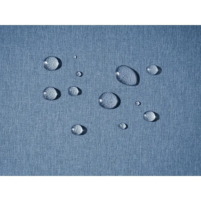 Beliani Gartenstuhl-Set SASSARI PREMIUM - 4 Stk., zertifiziertes Akazienholz, Braun, B x T x H: 54 x 59 x 80 cm - Nahaufnahme klarer Wassertropfen auf einer blauen, wasserabweisenden Stoffoberfläche.