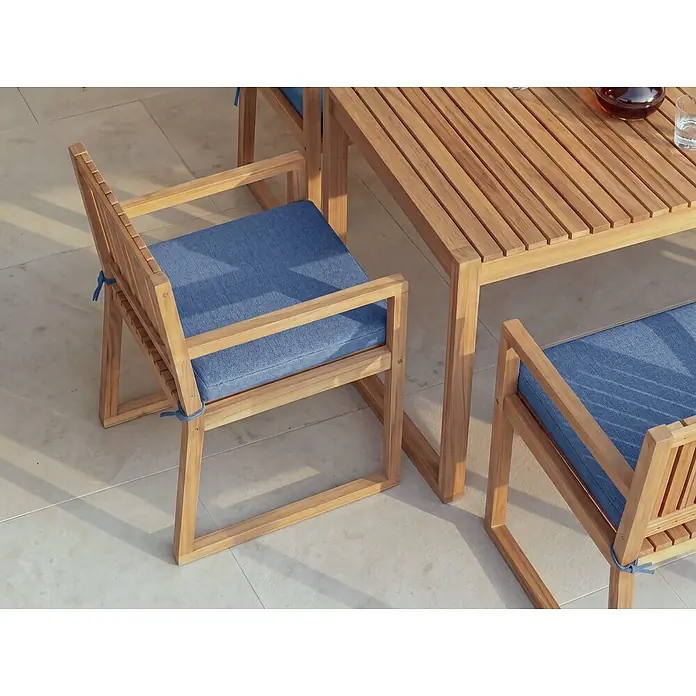Beliani Gartenstuhl-Set SASSARI PREMIUM - 4 Stk., zertifiziertes Akazienholz, Braun, B x T x H: 54 x 59 x 80 cm - Teakholz-Gartenstuhl und Lamellentisch mit leuchtend blauen Polstern.