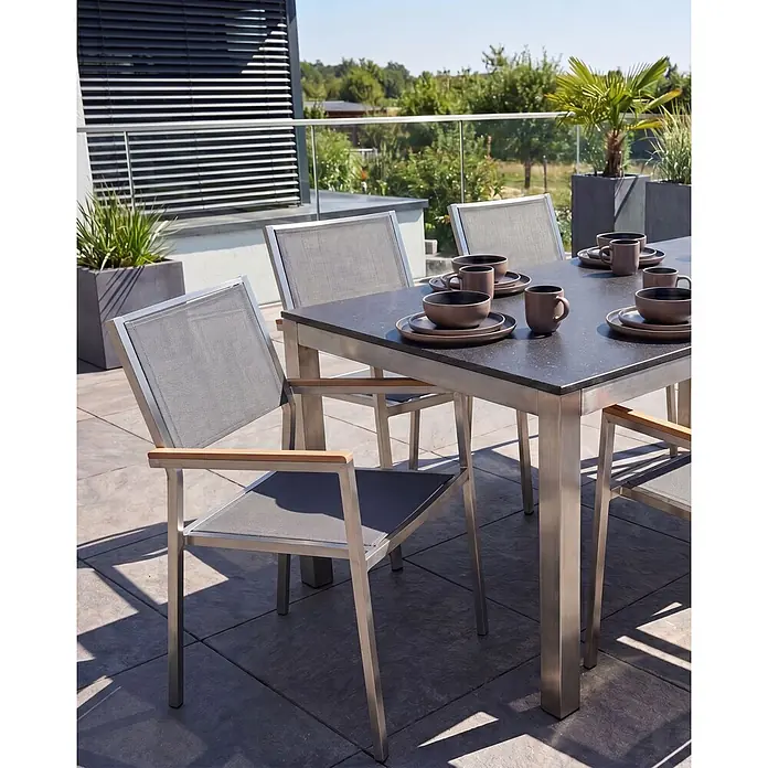 6er-Set Gartenstuhl GROSSETO in Grau/Silber/Braun -  - Moderne Outdoor-Essgruppe mit dunkelgrauem Tisch und hellgrauen Stühlen, silbernen Gestellen und Holzarmlehnen auf einer Terrasse.