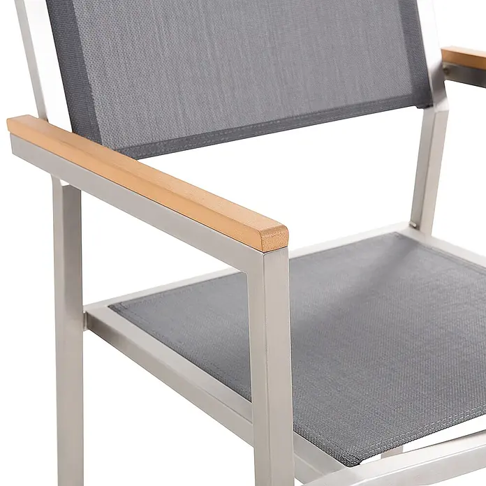 6er-Set Gartenstuhl GROSSETO in Grau/Silber/Braun -  - Nahaufnahme eines modernen Stuhls mit silbernem Metallrahmen, hellen Holzarmlehnen und dunkelgrauem Netzstoff für Sitz und Rückenlehne.