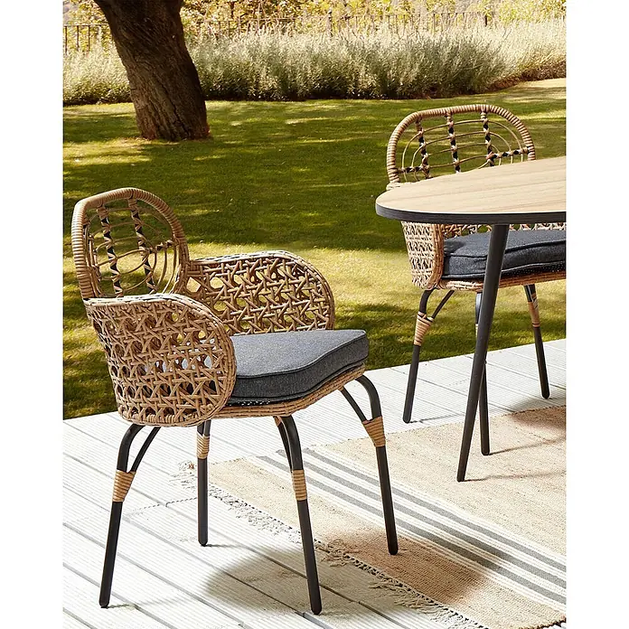 4er-Set Gartenstuhl PRATELLO in Naturfarben/Beige/Grau -  - Geflochtener Outdoor-Stuhl mit dunkelgrauem Kissen und Metallbeinen, Teil eines Sets auf einer Terrasse.