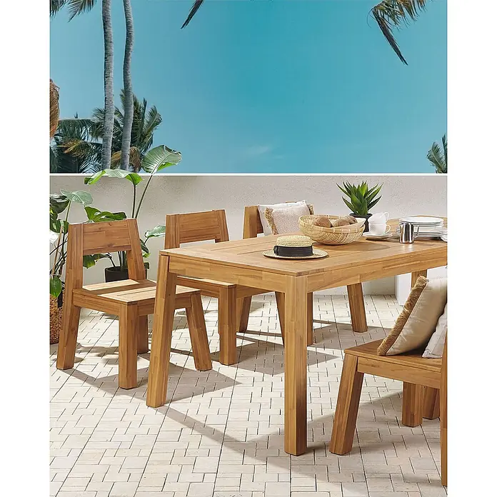Beliani Gartenstuhl-Set LIVORNO - 4 Stk., Akazienholz, Braun, B x T x H: 59 x 61 x 81 cm - Eine hölzerne Outdoor-Essgruppe mit Tisch und Stühlen auf einer hellen Terrasse unter Palmen.