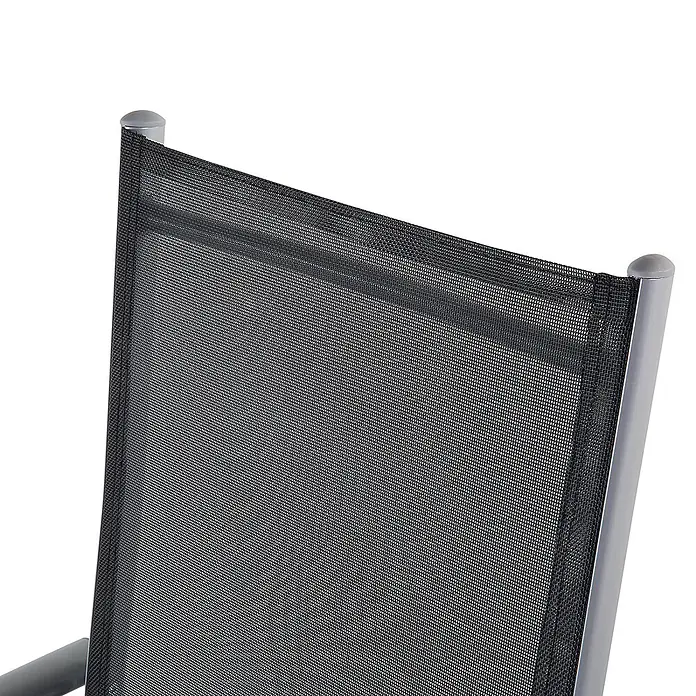 6er-Set Gartenstuhl CATANIA in Schwarz/Silber -  - Nahaufnahme einer schwarzen Netzlehne eines Stuhls mit silbernem Metallrahmen.
