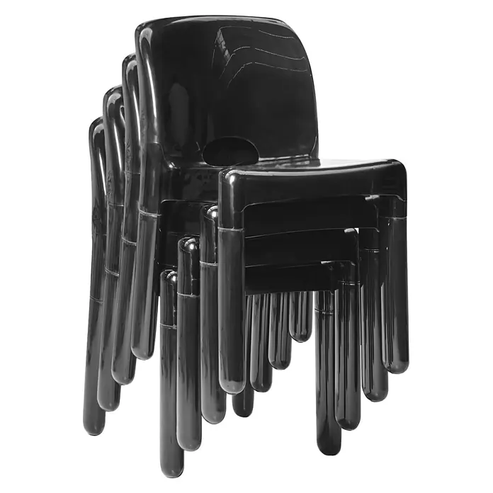 4er-Set Gartenstuhl BETIM in Schwarz -  - Gestapelte schwarze, glänzende Plastikstühle, ideal zur platzsparenden Lagerung.