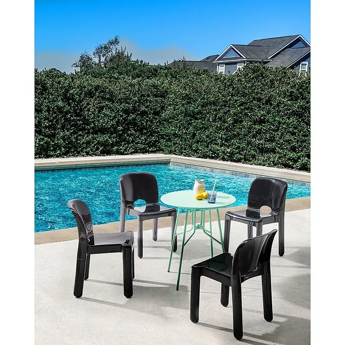 4er-Set Gartenstuhl BETIM in Schwarz -  - Vier schwarze Plastikstühle und ein mintgrüner Metalltisch am Pool, bereit für Mahlzeiten im Freien.