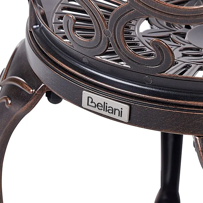 Beliani Gartenstuhl-Set TRIORA - 2 Stk., Aluminium, Braun, B x T x H: 50 x 50 x 88 cm - Nahaufnahme eines dunkelbronzenen Metalltisches mit kunstvollen Schnörkeldetails und einem Beliani-Markenetikett.