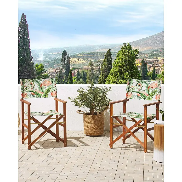 6er-Set Gartenstuhl CINE in Grün/Weiß/Rosa -  - Zwei hölzerne Regiestühle mit tropischem Flamingo- und Palmenmuster auf einer Panoramaterrasse.